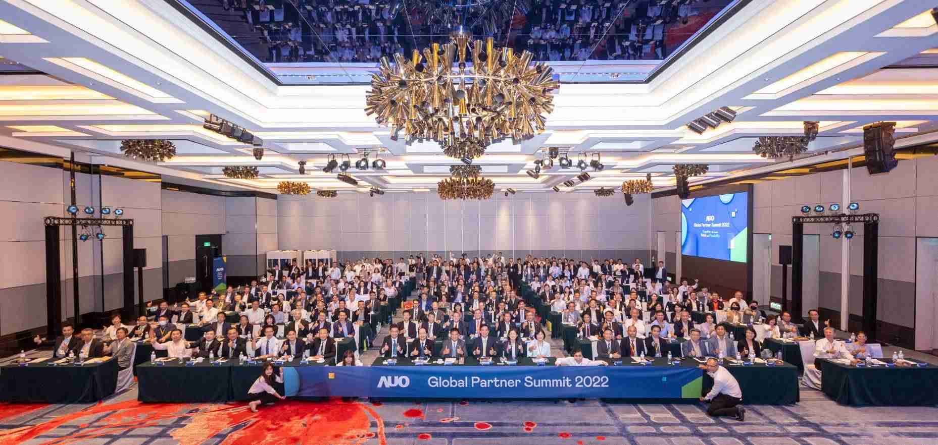 友達推動「安心、、、、創新、、、、用心、、、同心、、、盡心」五星職旅，，為菲籍員工打造全方位照護，，，首度贏得「人權實踐與發展領袖獎」殊榮