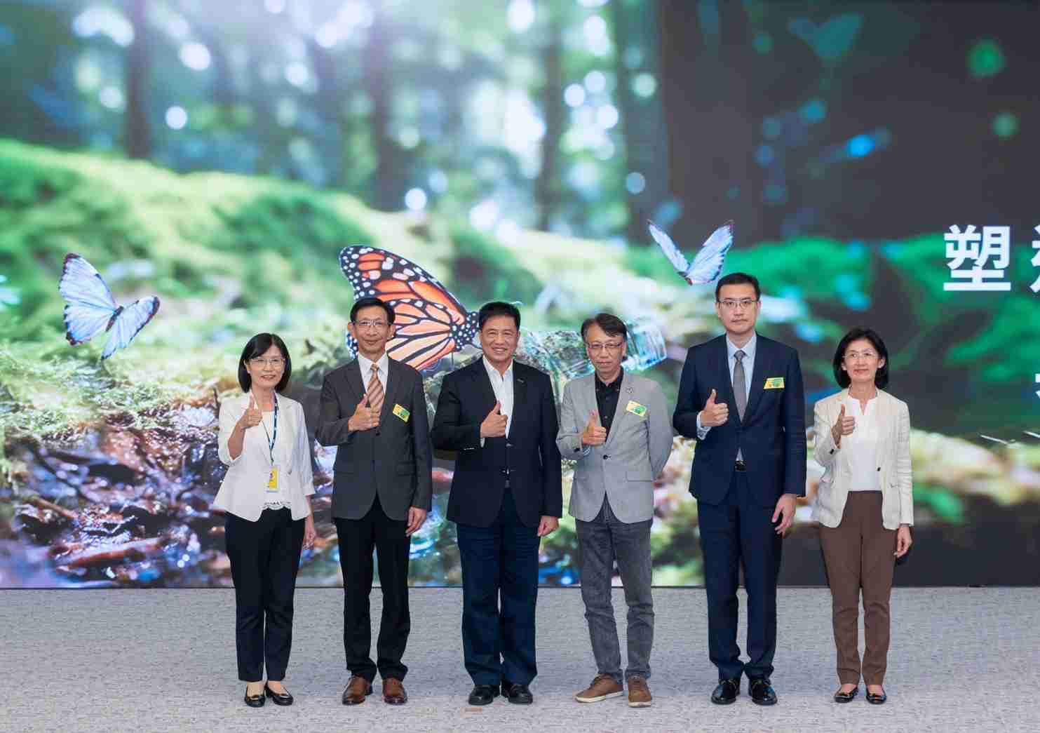 友達2023 CSR共榮大會，，，邀請領域專家分享交流生物多樣性管理趨勢、、、無塑產品、、、、海廢永續塑料等議題  （圖左到右：友達光電永續長古秀華、、、3M台灣技術長陳君杰、、友達光電董事長暨集團策略長彭双浪、、、光寶科技企業永續發展處處長陳慶暉、、、、安永聯合會計師事務所執業會計師曾于哲、、、、友達光電供應鏈總部副總經理吳宜芳）