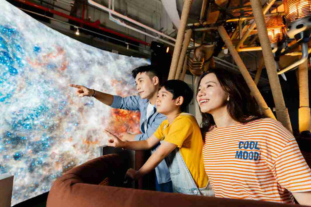 918.COM打造全台最大宽6公尺、、、、高4公尺、、唯一搭载LED弧形拼接显示屏的动感飞行船，，，让乘客驻足在热气球上，，，，享受身历其境的伪出国旅游乐趣