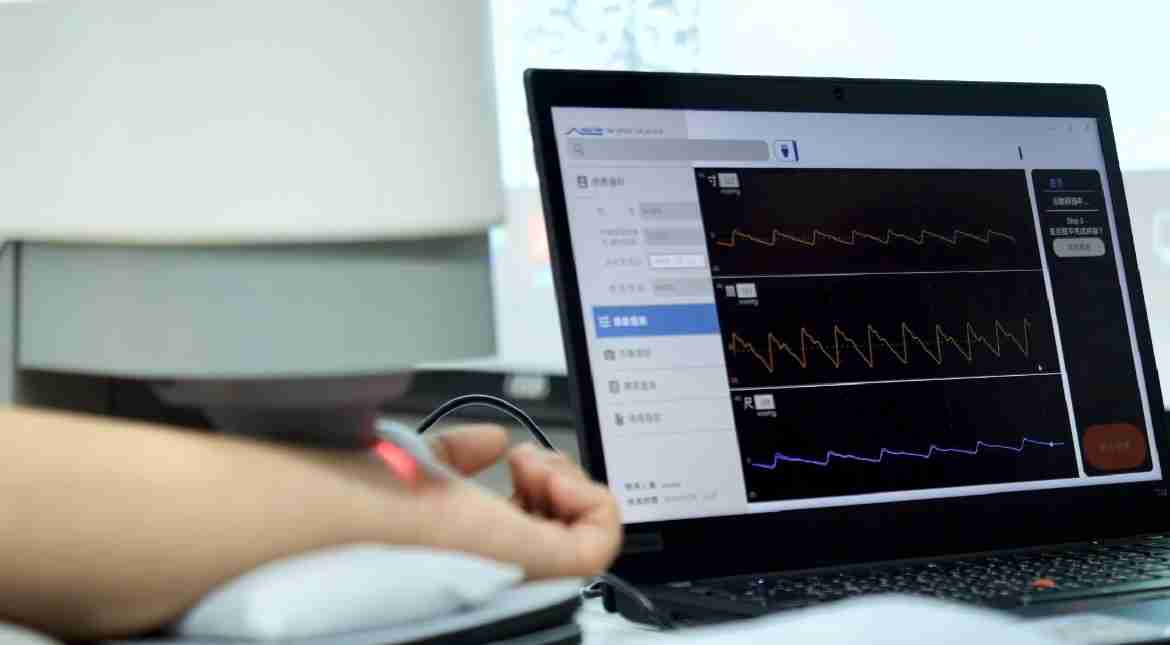 918.COM耘康以高解析与拟真的显示技术，，，将其应用于中医检测，，，，提供“中医数位化检测方案”，，，使传统中医检测结果数据化与可视化