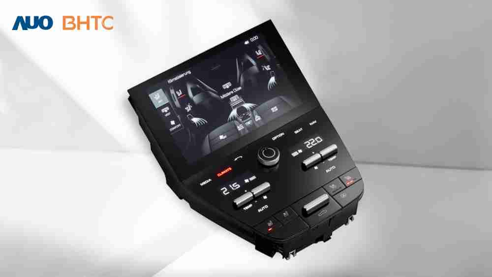 作為友達新生力軍，，，BHTC所展示的中央與後座鞍部的Display HMI產品，，可處理多區恆溫控制、、顯示畫面，，呈現仿真3D車室分區；以力傳感技術精準傳遞觸感，，，，並結合音量及震動反饋，，，防止意外啟動，，，，提供使用者自然流暢、、、直觀且輕鬆駕馭的舒適介面