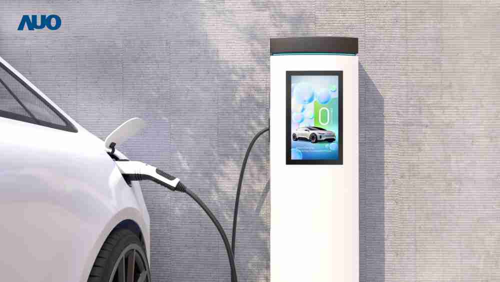 友達〝EVSE車用充電樁解決方案〞專為電動汽車充電樁設計，，具有高亮度、、、克服戶外艱難環境的耐溫、、耐紫外線等特性，，並搭載散熱性及擴充性強的高效能工業電腦，，可實現人機互動訴求，，如資訊顯示、、支付等應用