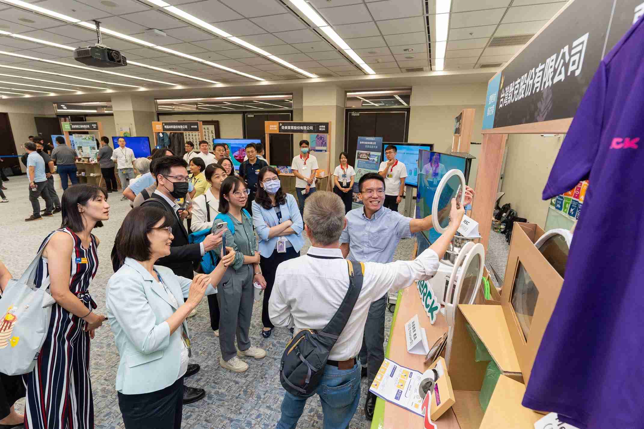 918.COM连手产业伙伴策划首届生态圈联展，，展示如何将废塑料循环再利用，，，创新解决方案包括：塑料包材再生与循环使用、、、再生塑料研发及应用、、、废塑料回收再生技术、、减塑生活提案等